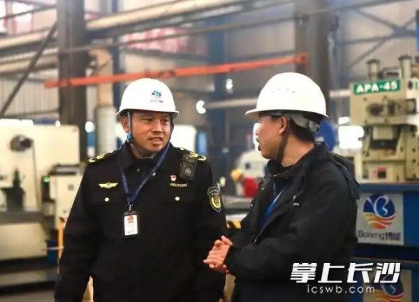 企业复工复产忙 执法上门送安全
