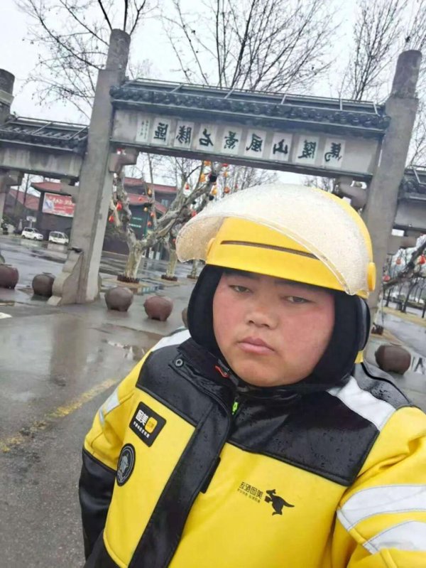 小镇唯一外卖员靠跑单月入过万：没有抢单压力，顾客很多都是熟人，有时需要配送到农田